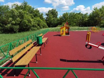 Смонтированная большая детская площадка с EPDM покрытием и разнообразным игровым оборудованием 2024